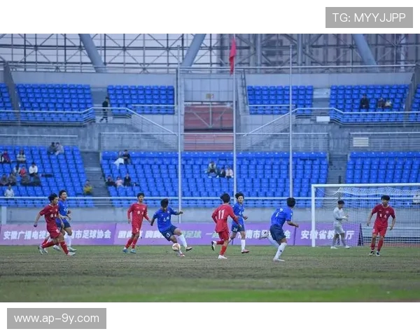 足球赛中球员受伤被抬下场引发全场揪心关注的紧张氛围持续发酵中